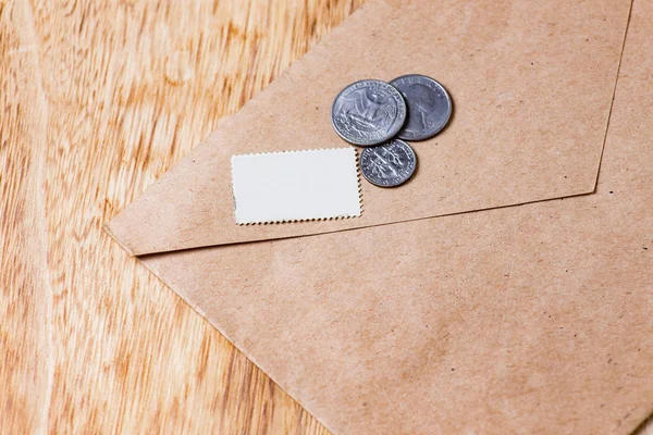 Sobres Monedas Sobre Fondo Madera — Foto de Stock