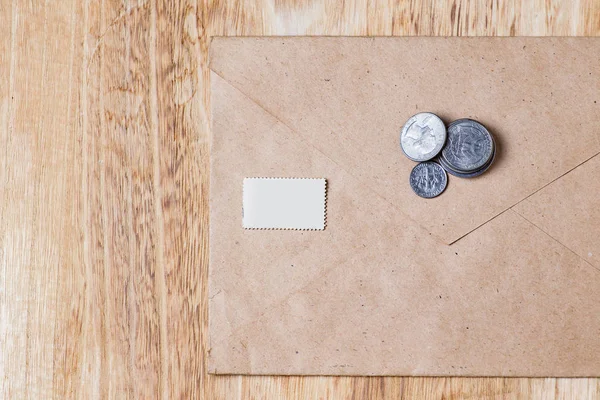 Sobres Monedas Sobre Fondo Madera — Foto de Stock