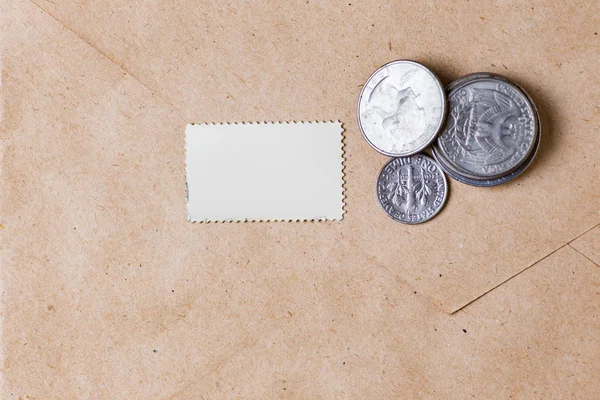 Sobres Monedas Sobre Fondo Madera — Foto de Stock