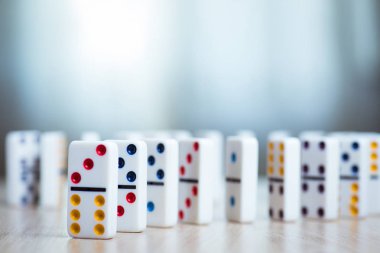Dominos ahşap arka plan üzerinde