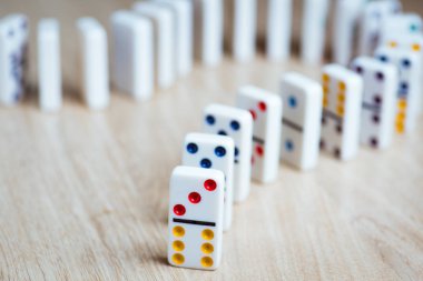 Dominos ahşap arka plan üzerinde