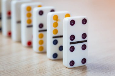Dominos ahşap arka plan üzerinde