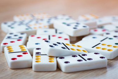 Dominos ahşap arka plan üzerinde