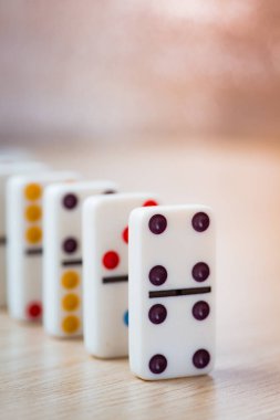 Dominos ahşap arka plan üzerinde