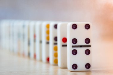 Dominos ahşap arka plan üzerinde