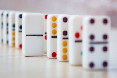 Dominos ahşap arka plan üzerinde