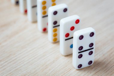 Dominos ahşap arka plan üzerinde