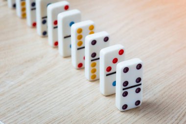 Dominos ahşap arka plan üzerinde