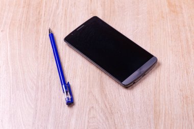 Ahşap arka planda akıllı telefon
