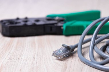 Ethernet kablosu sarılmış aracı ile