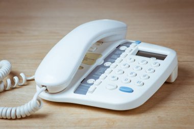 Ahşap arka plan üzerinde telefon