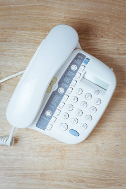 Ahşap arka plan üzerinde telefon