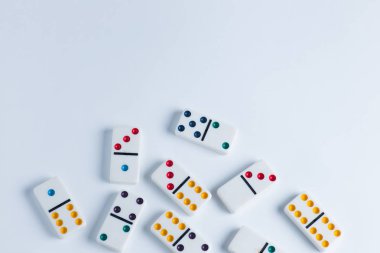 Beyaz arka plan üzerinde Domino fayans