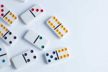 Beyaz arka plan üzerinde Domino fayans