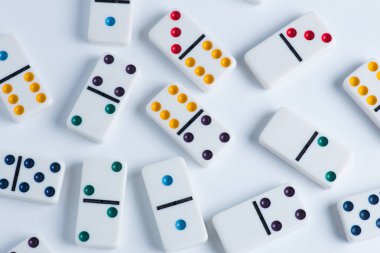 Beyaz arka plan üzerinde Domino fayans