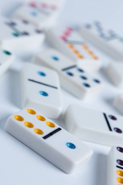 Beyaz arka plan üzerinde Domino fayans