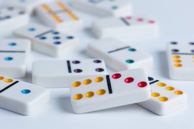 Beyaz arka plan üzerinde Domino fayans