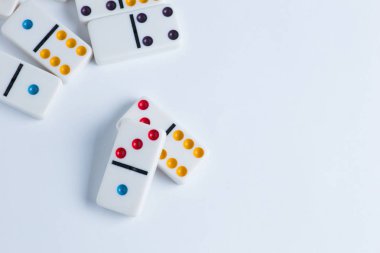 Beyaz arka plan üzerinde Domino fayans