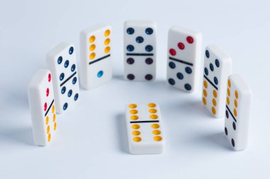 Beyaz arka plan üzerinde Domino fayans