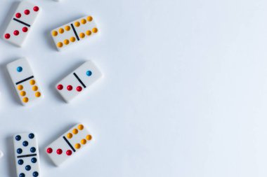 Beyaz arka plan üzerinde Domino fayans