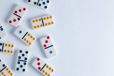 Beyaz arka plan üzerinde Domino fayans
