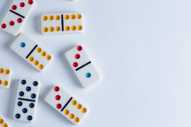 Beyaz arka plan üzerinde Domino fayans