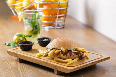 Ahşap arka plan üzerinde lezzetli hünkar