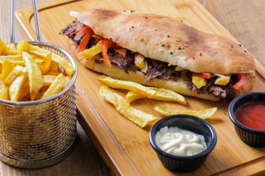 Ahşap arka plan üzerinde lezzetli hünkar