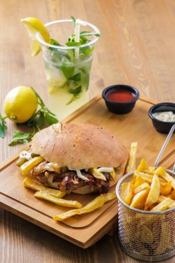 Ahşap arka plan üzerinde lezzetli hünkar