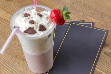 Çikolata ile taze çilekli milkshake