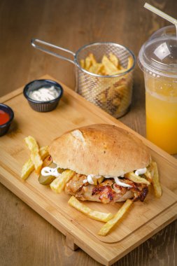 Ahşap arka plan üzerinde lezzetli hünkar