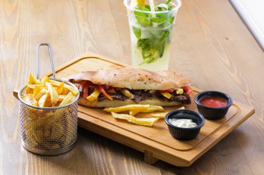 Ahşap arka plan üzerinde lezzetli hünkar