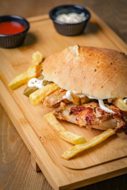 Ahşap arka plan üzerinde lezzetli hünkar