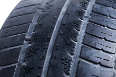 Eski, kullanılmış lastikler üzerinde beyaz izole