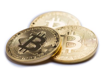 Altın bitcoin beyaz izole