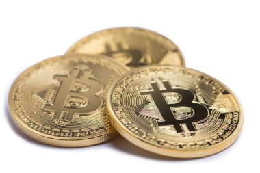Altın bitcoin beyaz izole