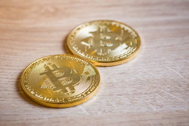 Ahşap zemin üzerine altın bitcoins
