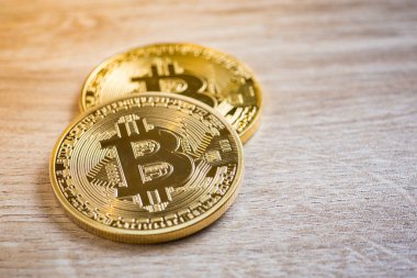 Ahşap zemin üzerine altın bitcoins