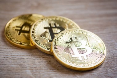 Ahşap zemin üzerine altın bitcoins