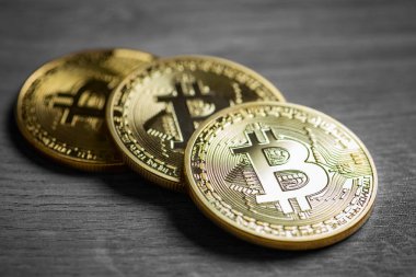 Ahşap zemin üzerine altın bitcoins