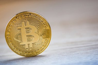 Ahşap zemin üzerine altın bitcoins