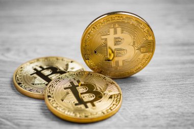 Ahşap zemin üzerine altın bitcoins