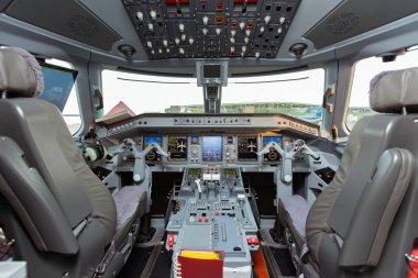 Bakü, Azerbaycan - 8 Ekim 2017: Uçuş güvertesi Embraer 190 E-Jet uçağın