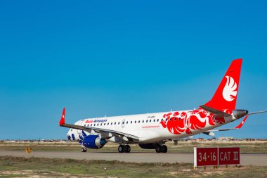 Bakü, Azerbaycan - 8 Ekim, 2017:Heydar Aliyev Uluslararası Havaalanı, Modern tek kişilik sivil uçak Embraer E-Jet 190 Buta Airways, içten yanmalı motor