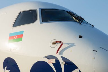 Bakü, Azerbaycan - 8 Ekim 2017: Modern ikiz motoru sivil uçak Embraer E-Jet 190 Buta Airways Haydar Aliyev Uluslararası Havaalanı'nda Park