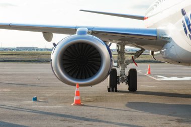 Bakü, Azerbaycan - 8 Ekim 2017: Modern ikiz motoru sivil uçak Embraer E-Jet 190 Buta Airways Haydar Aliyev Uluslararası Havaalanı'nda Park