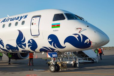 Bakü, Azerbaycan - 8 Ekim 2017: Modern ikiz motoru sivil uçak Embraer E-Jet 190 Buta Airways Haydar Aliyev Uluslararası Havaalanı'nda Park