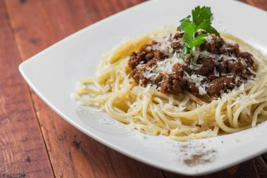 Spagetti Bolonez parmesan peyniri ile 