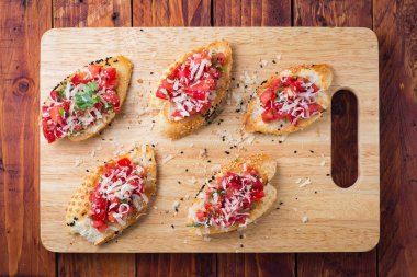 Ahşap arka plan üzerinde kanepe