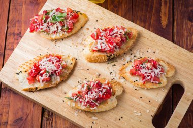 Ahşap arka plan üzerinde kanepe